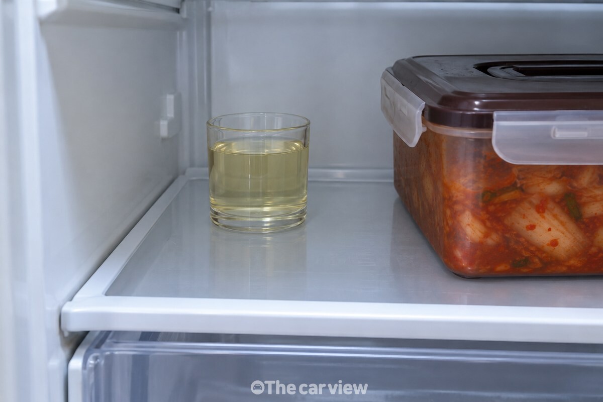 냉장실 안쪽에 놓인 연한 노란빛 귤 물 컵 / 기사 이해를 돕기 위한 생성형 이미지