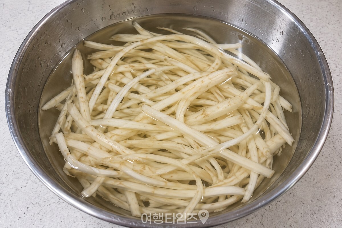 옅은 소금물에 짧게 담근 도라지채 / 기사 이해를 돕기 위한 생성형 이미지