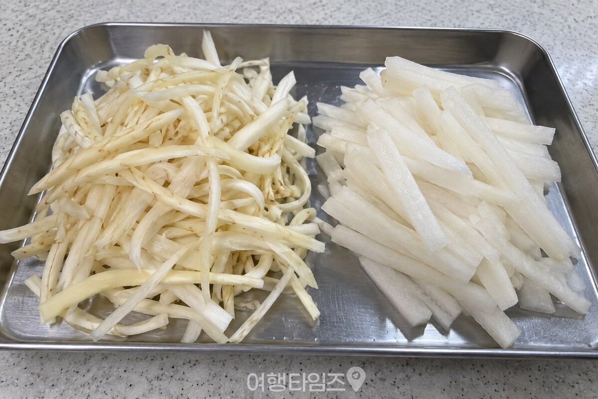 도라지채와 배채를 나란히 담은 손질 재료 / 기사 이해를 돕기 위한 생성형 이미지