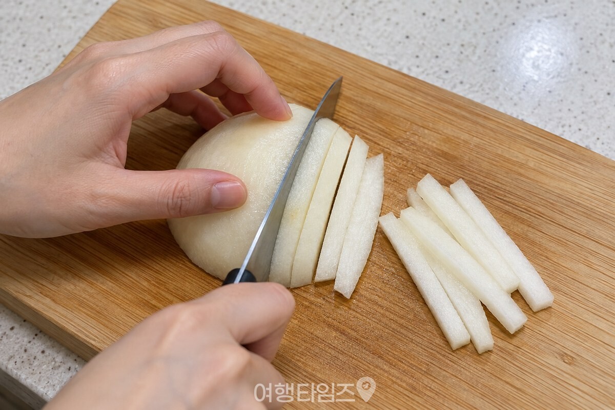 0.4cm 굵기로 채 써는 껍질 벗긴 배 / 기사 이해를 돕기 위한 생성형 이미지
