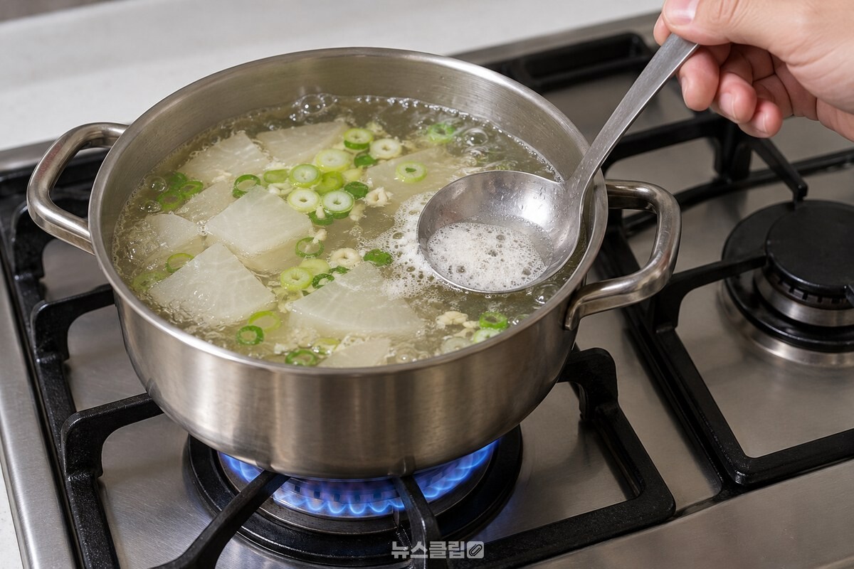 끓는 무즙 국물 위의 거품을 걷어 내는 모습 / 기사 이해를 돕기 위한 생성형 이미지