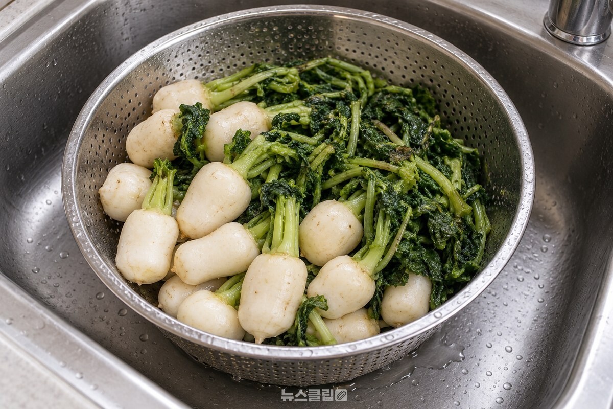 절인 총각무와 무청의 물기를 빼는 모습 / 기사 이해를 돕기 위한 생성형 이미지