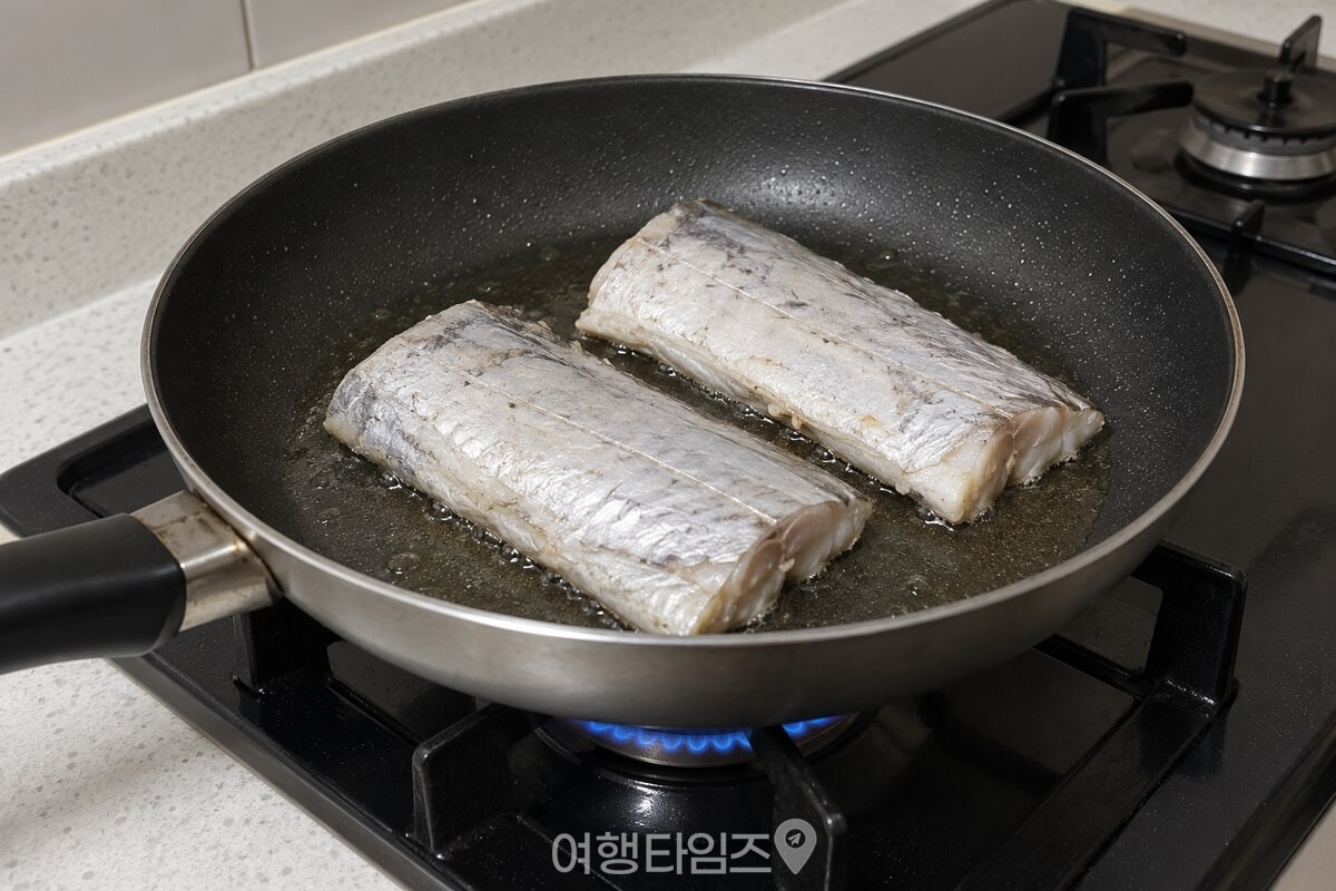 중약불의 팬에서 익어 가는 두툼한 갈치 토막 / 기사 이해를 돕기 위한 생성형 이미지