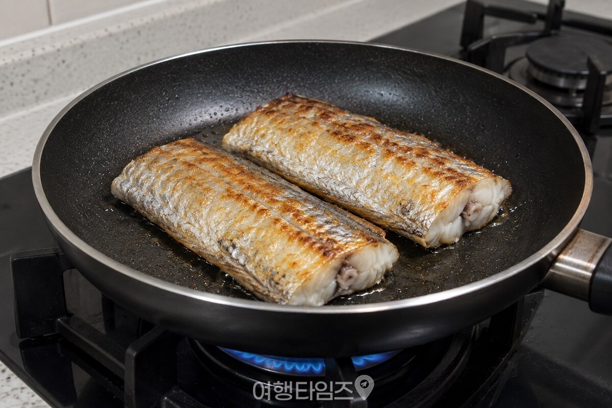 노릇하게 익은 갈치 껍질이 팬에 닿아 있는 모습 / 기사 이해를 돕기 위한 생성형 이미지