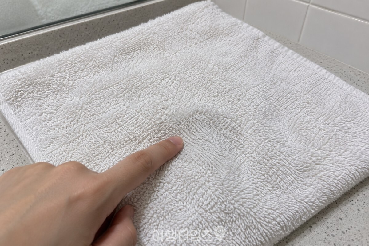 납작해진 수건 올을 가까이에서 살펴보는 모습 / 기사 이해를 돕기 위한 생성형 이미지