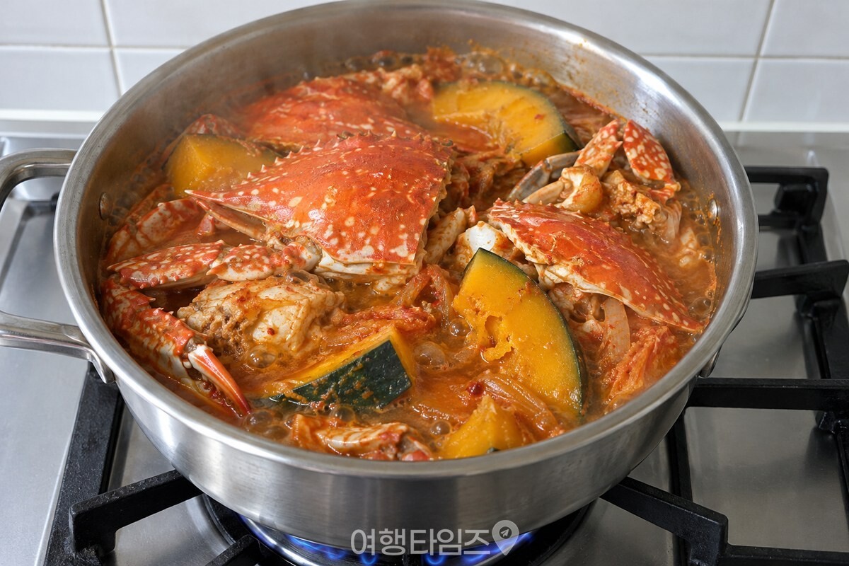 붉게 익은 꽃게와 부드러워진 단호박이 끓는 모습 / 기사 이해를 돕기 위한 생성형 이미지