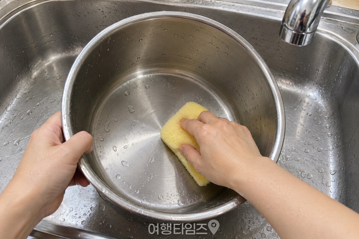 부드러운 수세미로 내솥 바닥을 닦는 모습 / 기사 이해를 돕기 위한 생성형 이미지