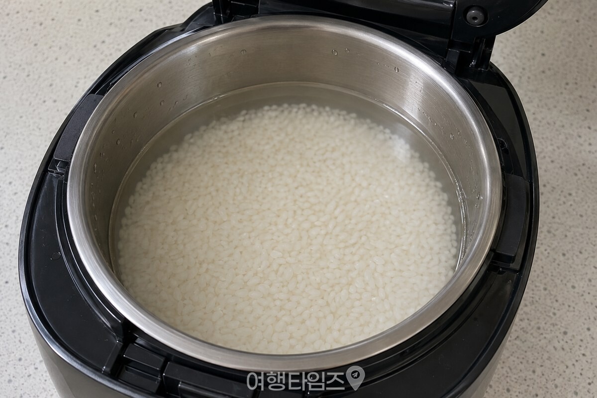 투명한 밥물 속에 고르게 풀린 꿀 / 기사 이해를 돕기 위한 생성형 이미지