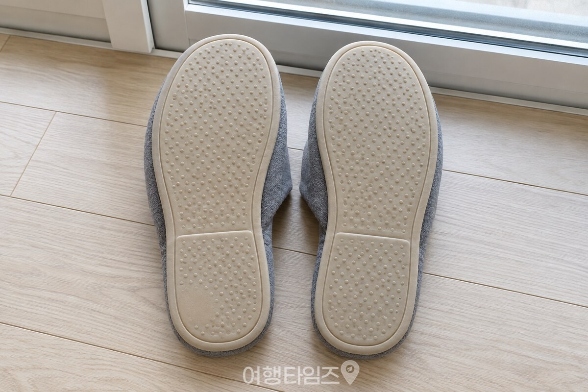 밑창을 위로 해 나란히 놓은 천 실내 슬리퍼 / 기사 이해를 돕기 위한 생성형 이미지