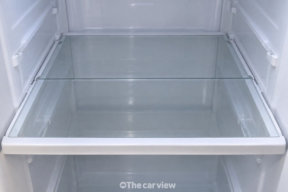 앞뒤 두 조각의 이음매가 보이는 냉장실 접이식 선반 / 기사 이해를 돕기 위한 생성형 이미지