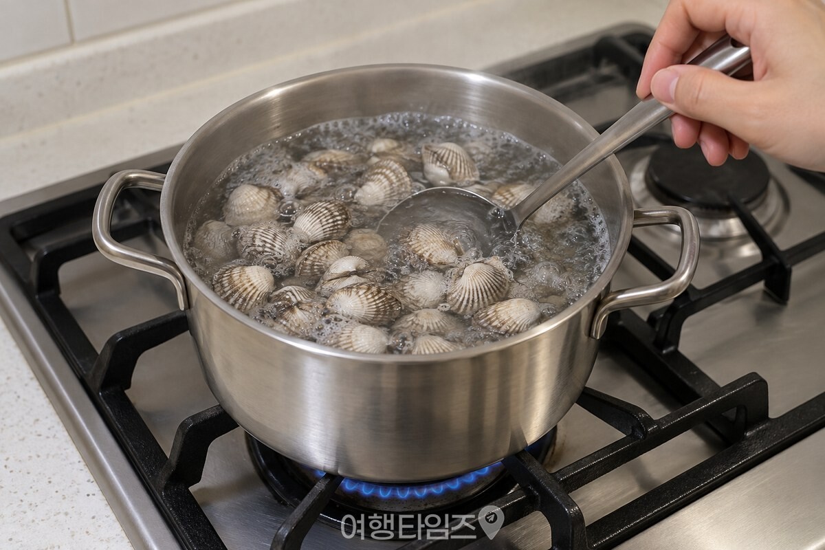 끓는 물에 꼬막을 넣고 국자로 한 방향으로 젓는 모습 / 기사 이해를 돕기 위한 생성형 이미지
