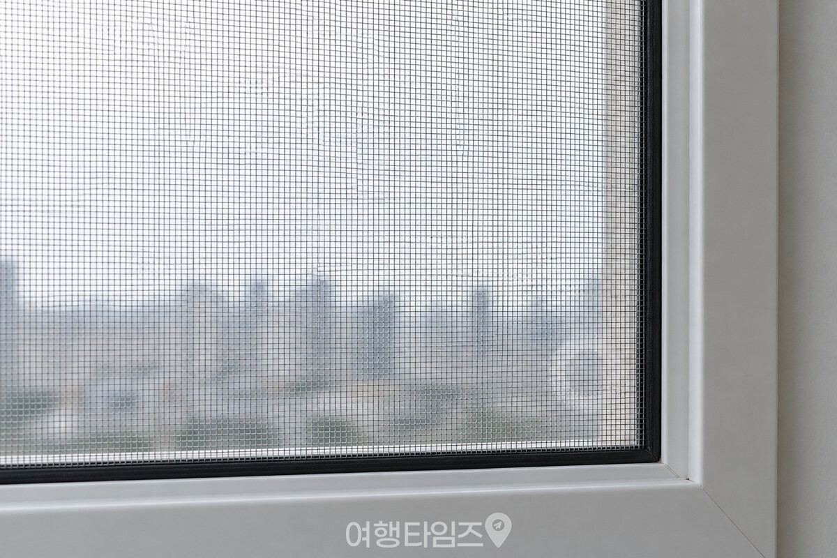 밝은 창가에서 보이는 알루미늄 방충망의 가는 실 / 기사 이해를 돕기 위한 생성형 이미지