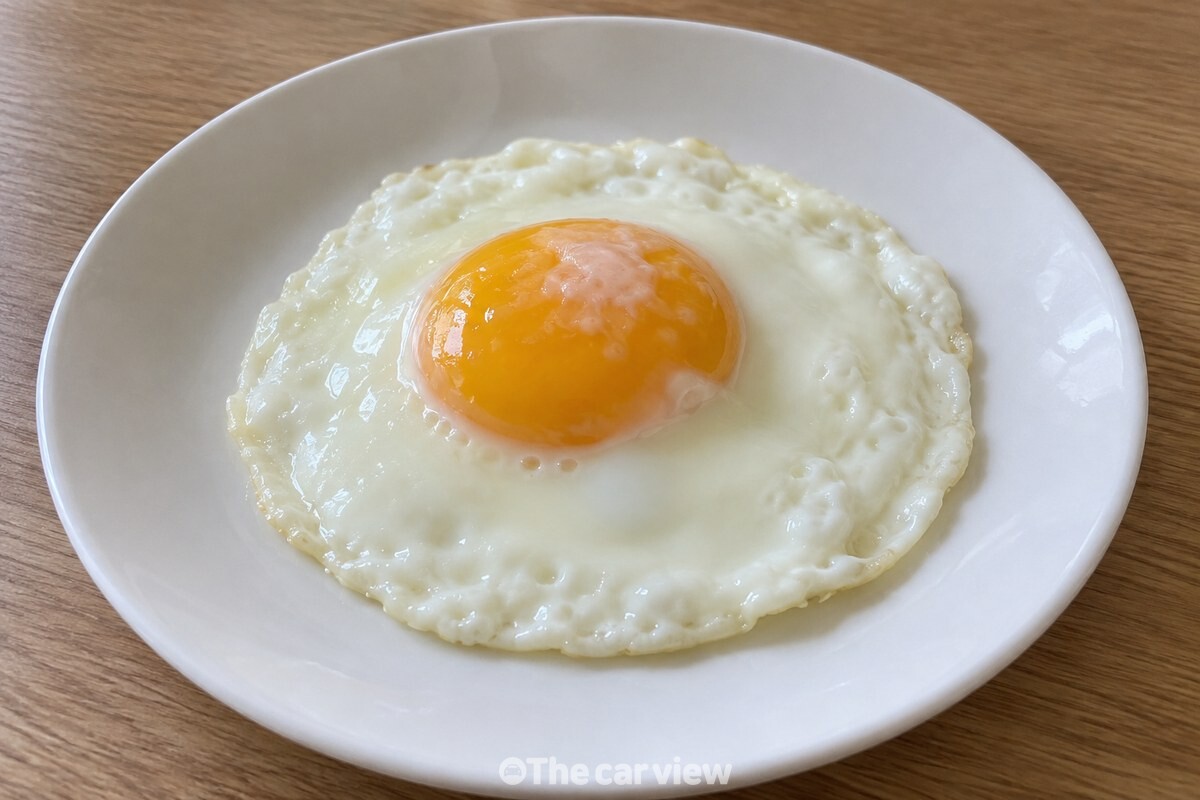 노른자가 살아 있는 완성 달걀프라이가 담긴 접시 / 기사 이해를 돕기 위한 생성형 이미지