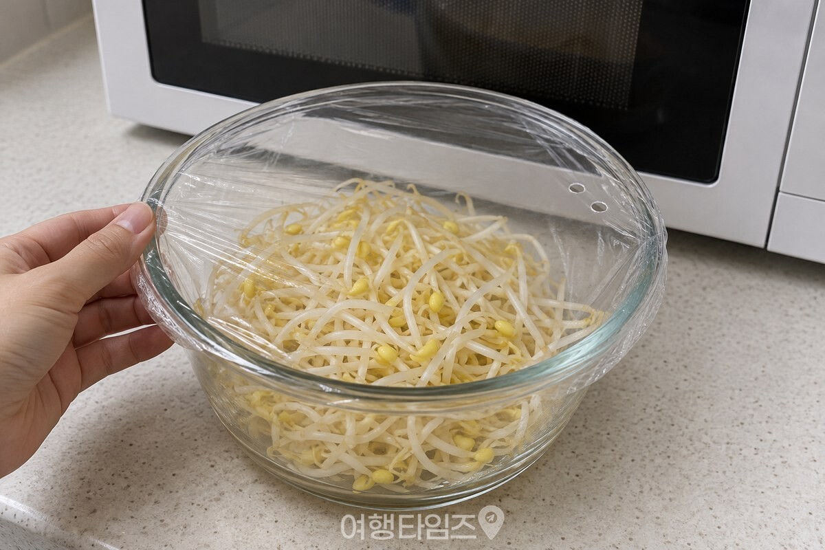 작은 김 빠짐 구멍을 낸 랩을 씌운 숙주 용기 / 기사 이해를 돕기 위한 생성형 이미지