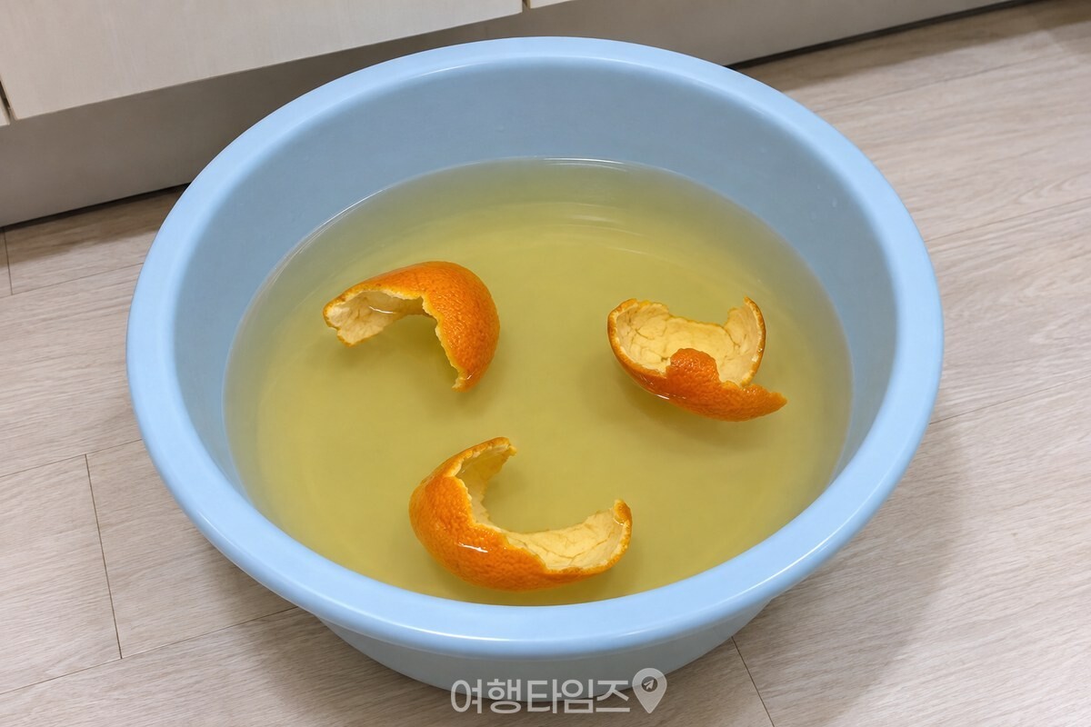 연한 노란빛 귤껍질 우린 물이 담긴 대야 / 기사 이해를 돕기 위한 생성형 이미지