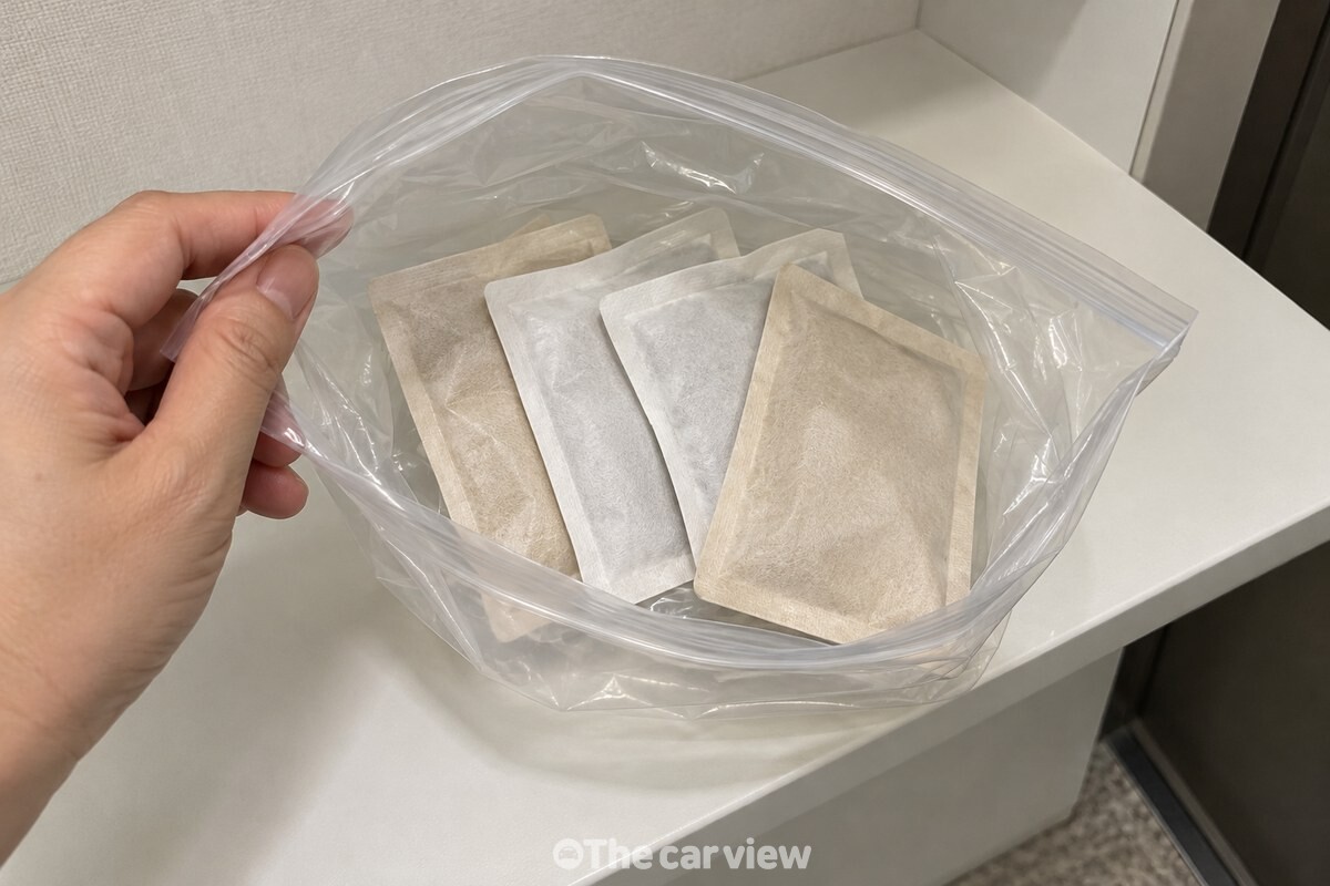 열이 식은 핫팩을 비닐봉지에 모아 둔 모습 / 기사 이해를 돕기 위한 생성형 이미지