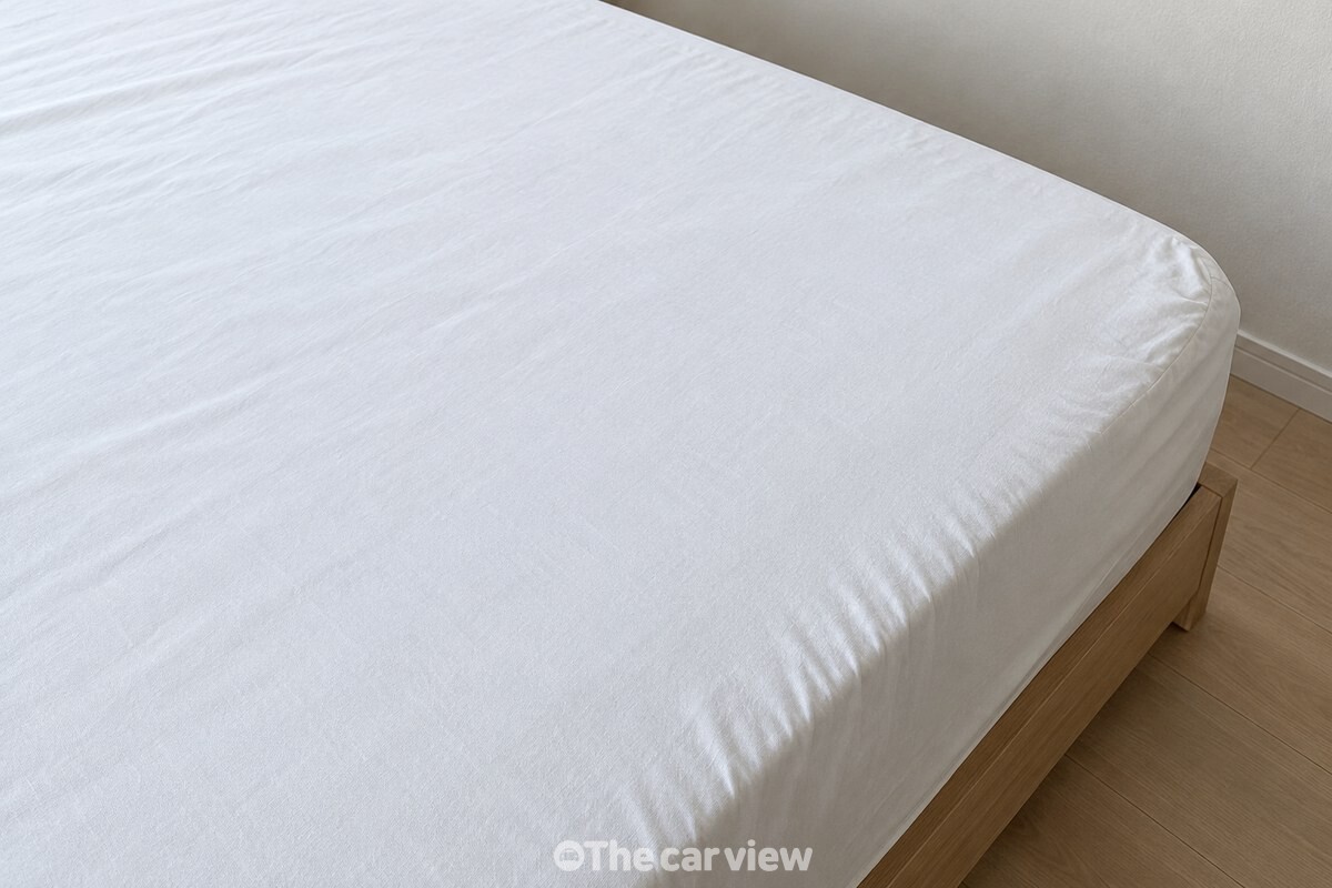 밝은 침실 침대 위에 넓게 펴 놓은 깨끗한 흰 면 시트 / 기사 이해를 돕기 위한 생성형 이미지