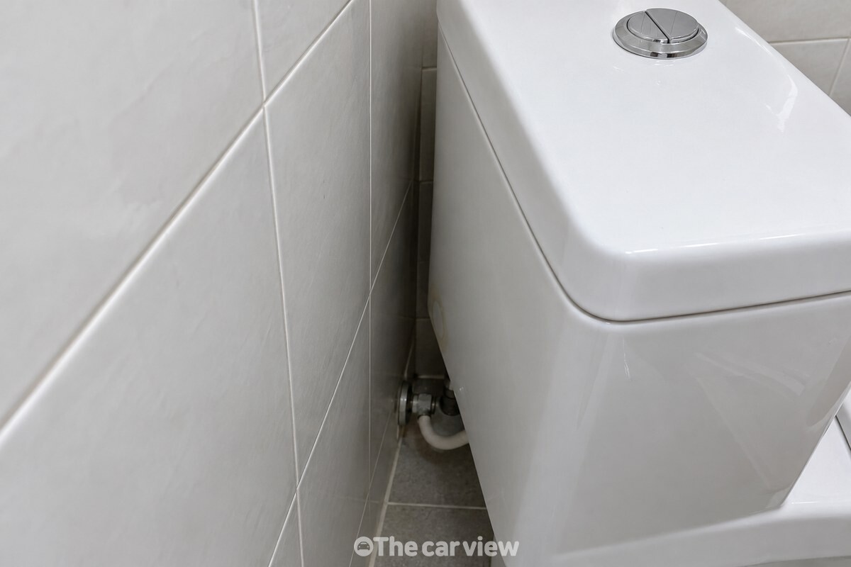 벽과 가까이 붙은 흰색 변기 물탱크 뒤쪽 틈 / 기사 이해를 돕기 위한 생성형 이미지