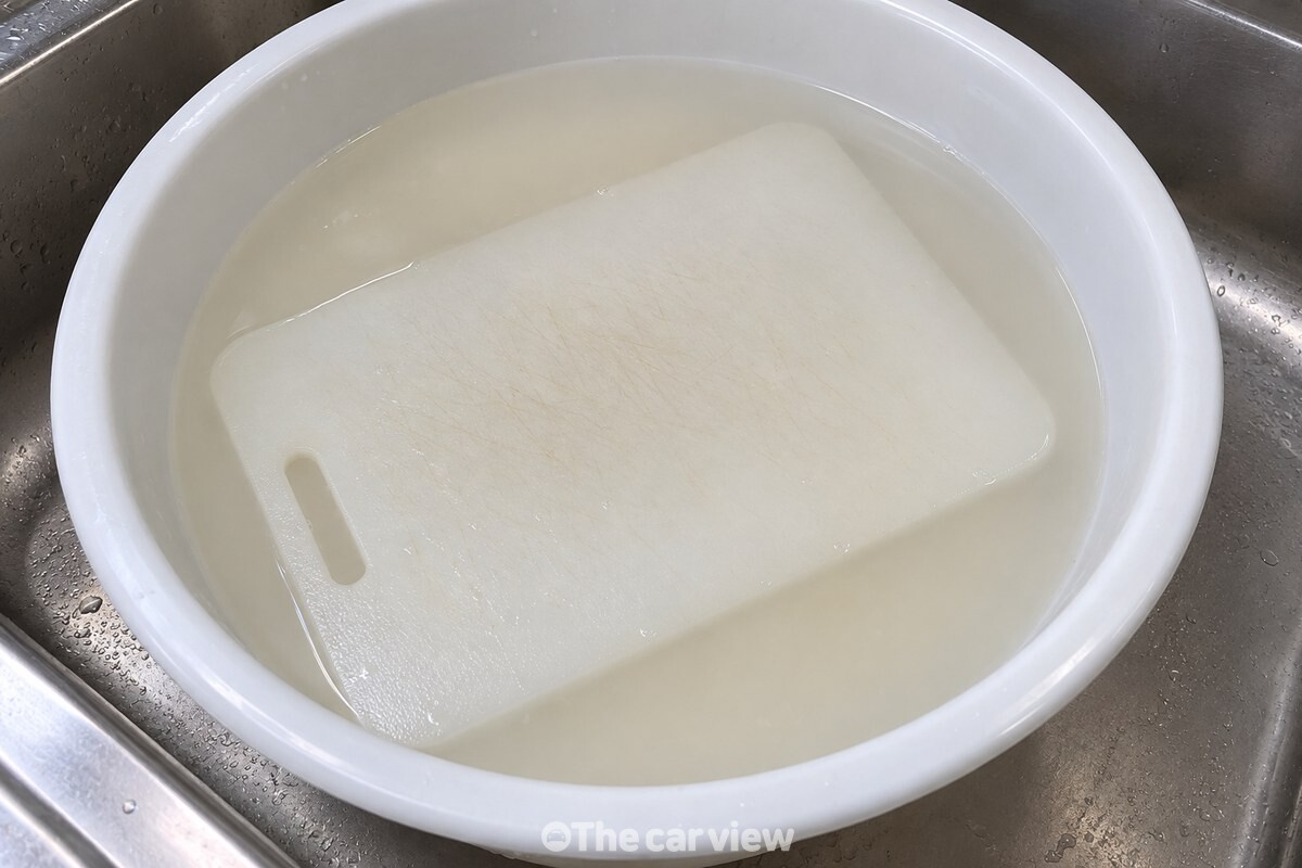 쌀뜨물에 담가 둔 흰색 플라스틱 도마 / 기사 이해를 돕기 위한 생성형 이미지