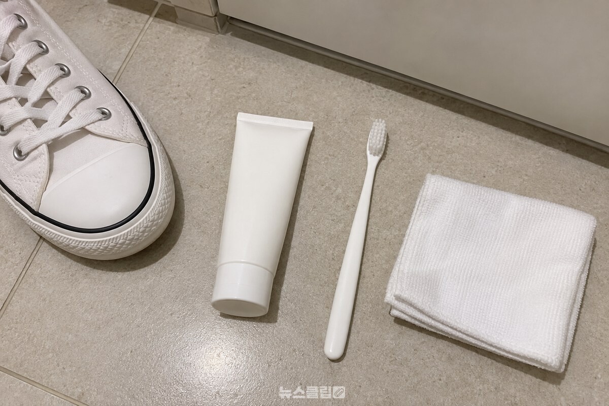 남은 선크림과 칫솔, 마른 천을 나란히 둔 모습 / 기사 이해를 돕기 위한 생성형 이미지