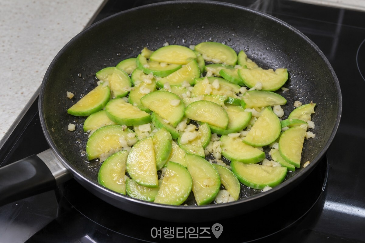 팬에서 가장자리가 반투명해진 애호박 / 기사 이해를 돕기 위한 생성형 이미지