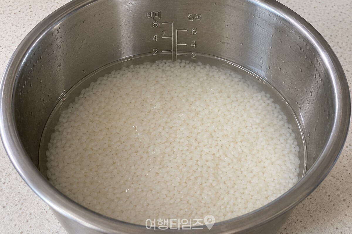 계량한 쌀과 물이 담긴 전기밥솥 내솥 / 기사 이해를 돕기 위한 생성형 이미지