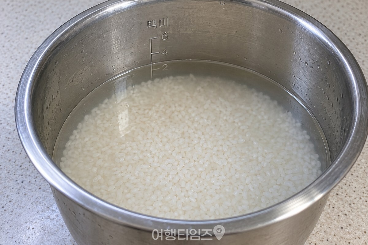 밥알의 상태를 살펴보는 전기밥솥 내솥 / 기사 이해를 돕기 위한 생성형 이미지