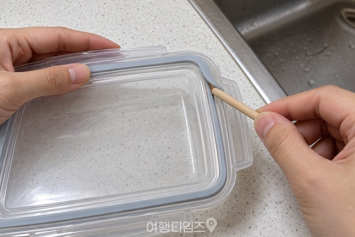 뭉툭한 도구로 패킹 한쪽을 살짝 들어 올리는 모습 / 기사 이해를 돕기 위한 생성형 이미지
