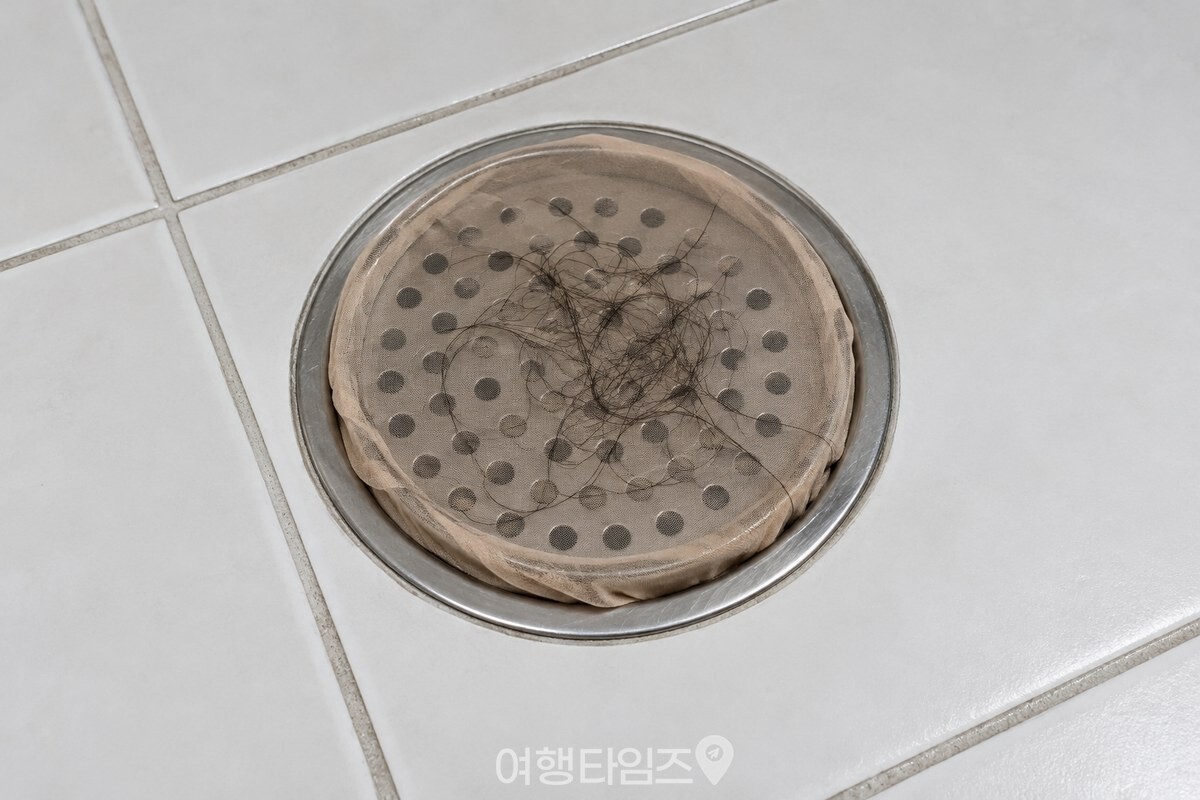스타킹을 씌운 욕실 배수구 거름망 위에 모인 머리카락 / 기사 이해를 돕기 위한 생성형 이미지