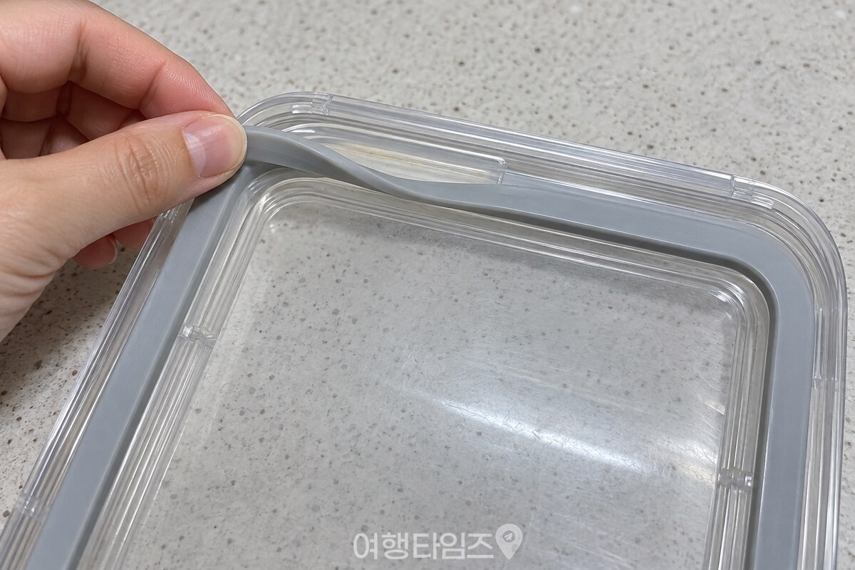 패킹을 들어 올려 좁은 홈 안쪽을 살펴보는 모습 / 기사 이해를 돕기 위한 생성형 이미지