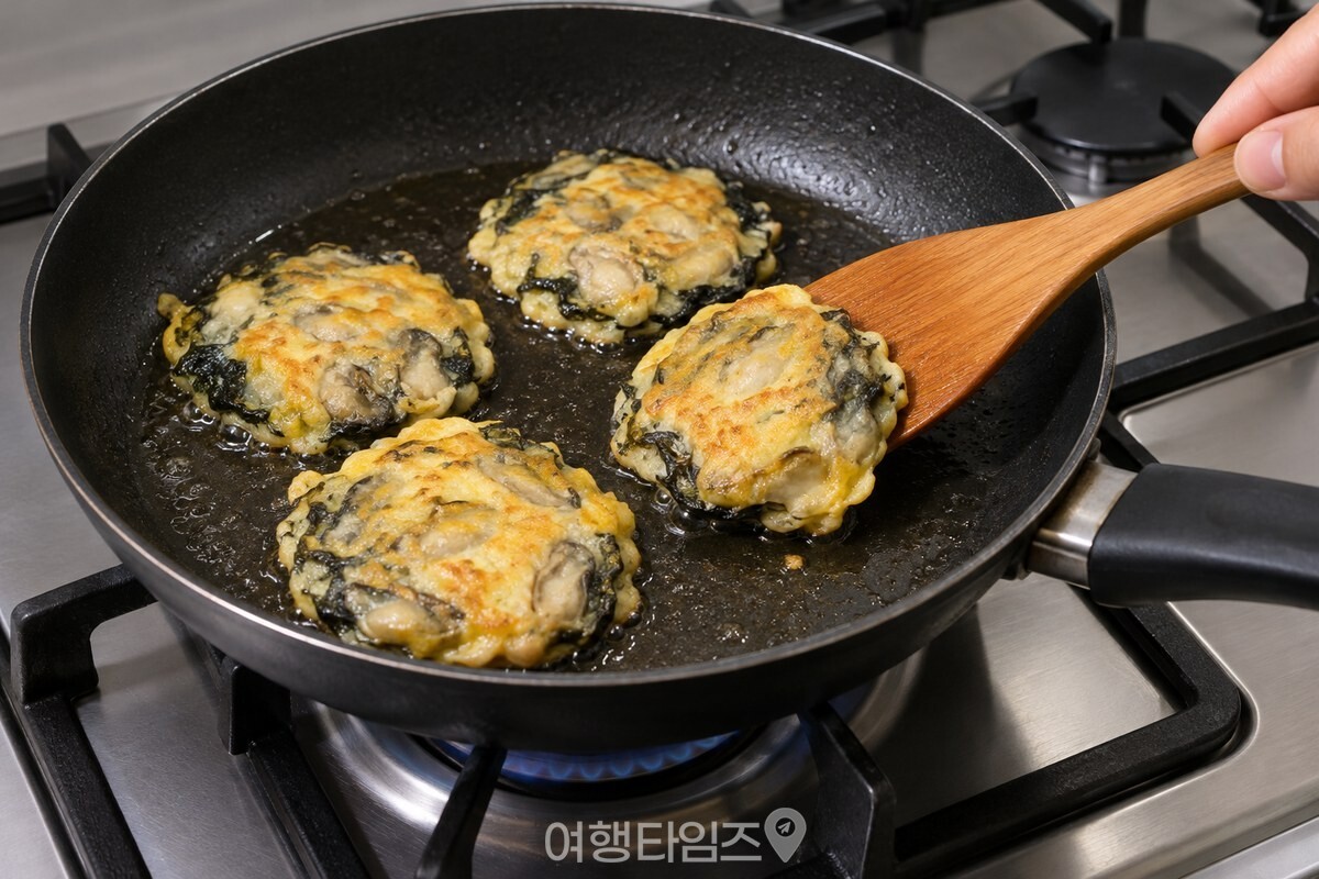 중약불 팬에서 앞뒤로 노릇하게 익는 김 굴전 / 기사 이해를 돕기 위한 생성형 이미지