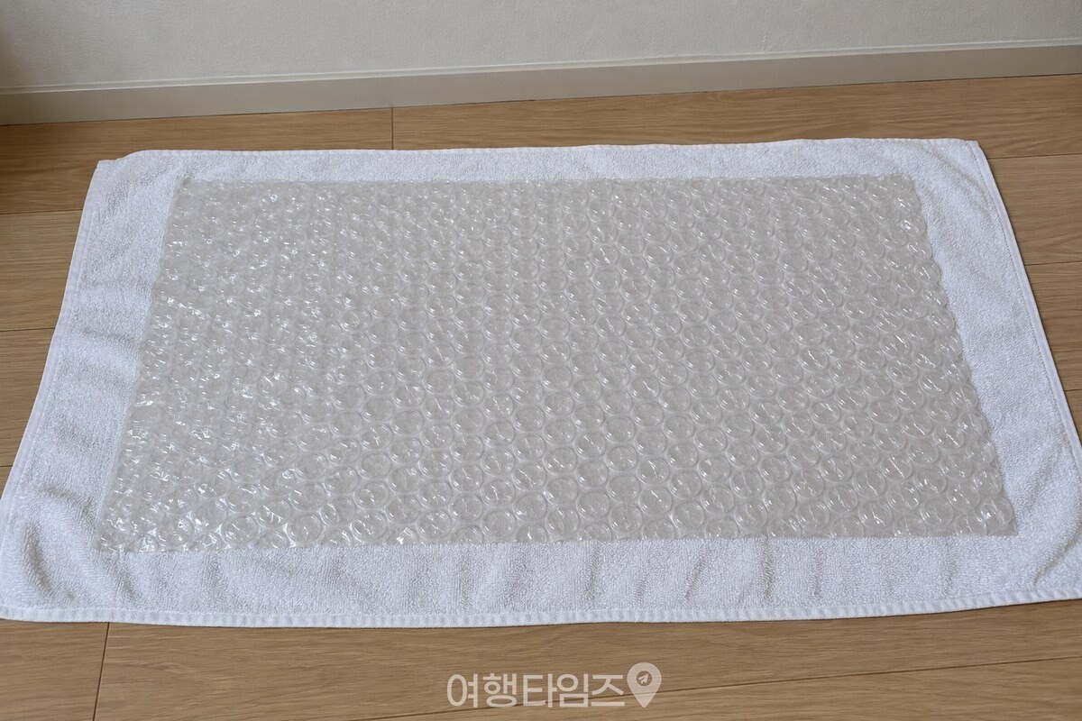 물기를 닦은 뽁뽁이 한 장을 평평하게 말리는 모습 / 기사 이해를 돕기 위한 생성형 이미지