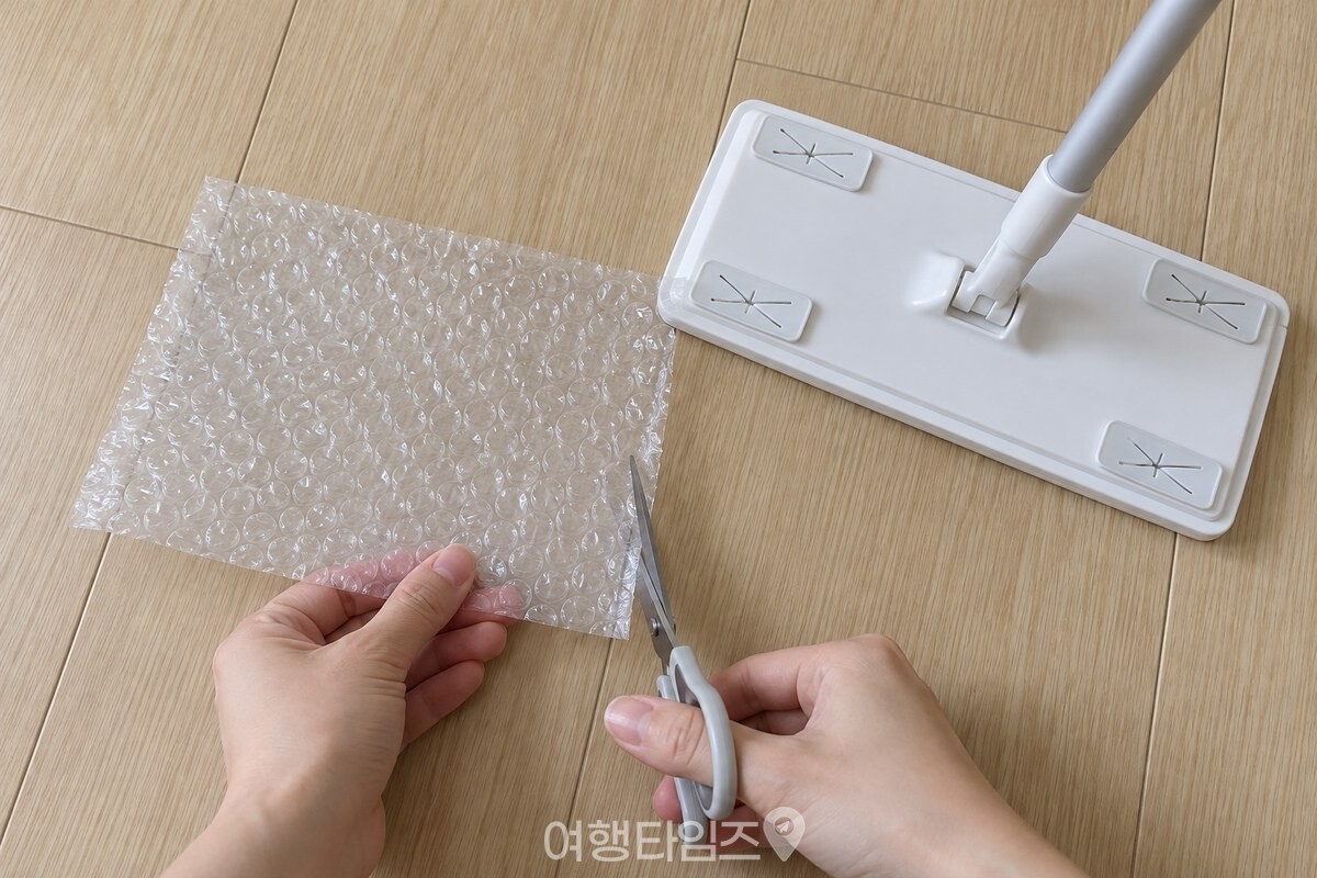 밀대 바닥판 크기에 맞춰 뽁뽁이를 자르는 모습 / 기사 이해를 돕기 위한 생성형 이미지