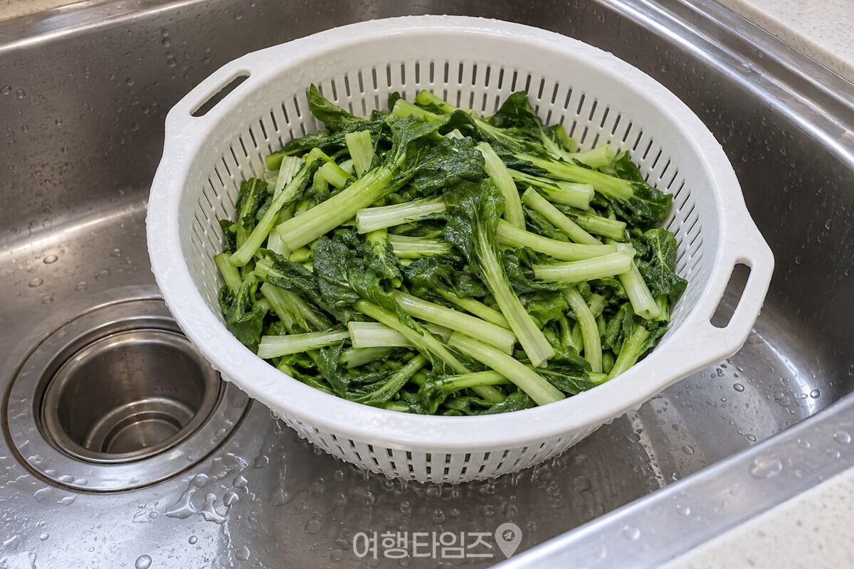 소쿠리에서 물기를 빼는 절인 열무 / 기사 이해를 돕기 위한 생성형 이미지