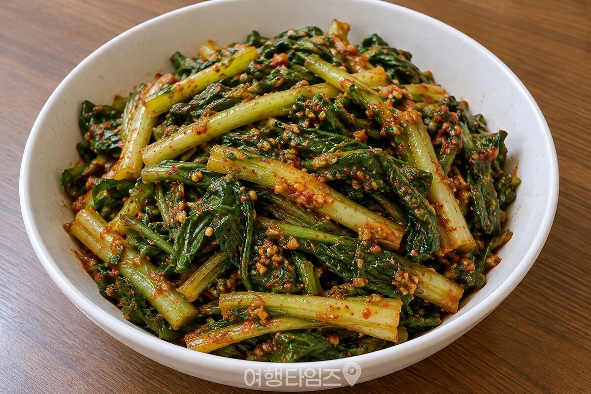 갓 버무린 열무김치가 담긴 흰 김치 그릇 / 기사 이해를 돕기 위한 생성형 이미지
