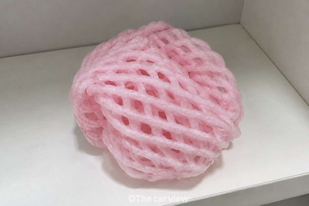둥글게 뭉친 과일 포장망의 오돌토돌한 그물 표면 / 기사 이해를 돕기 위한 생성형 이미지