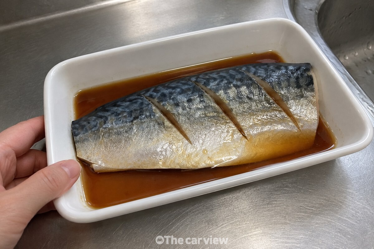 칼집 낸 고등어 껍질에 밴 녹차 간장 양념 / 기사 이해를 돕기 위한 생성형 이미지