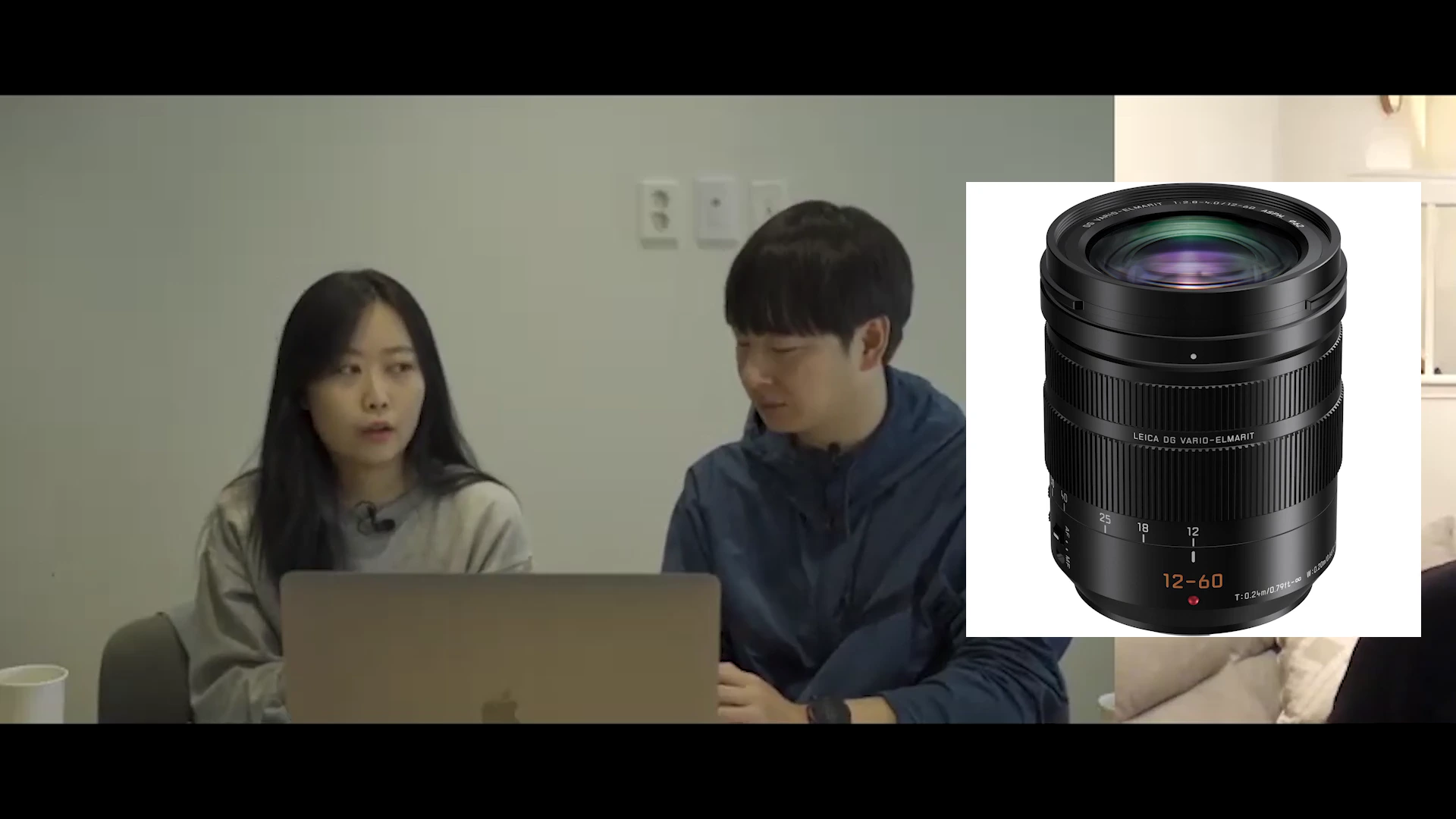 실내에서 노트북을 보며 대화하는 두 사람의 모습과 함께 화면 오른쪽에 라이카 DG 바리오-엘마릿 12-60mm 렌즈의 제품 사진이 합성되어 있습니다.