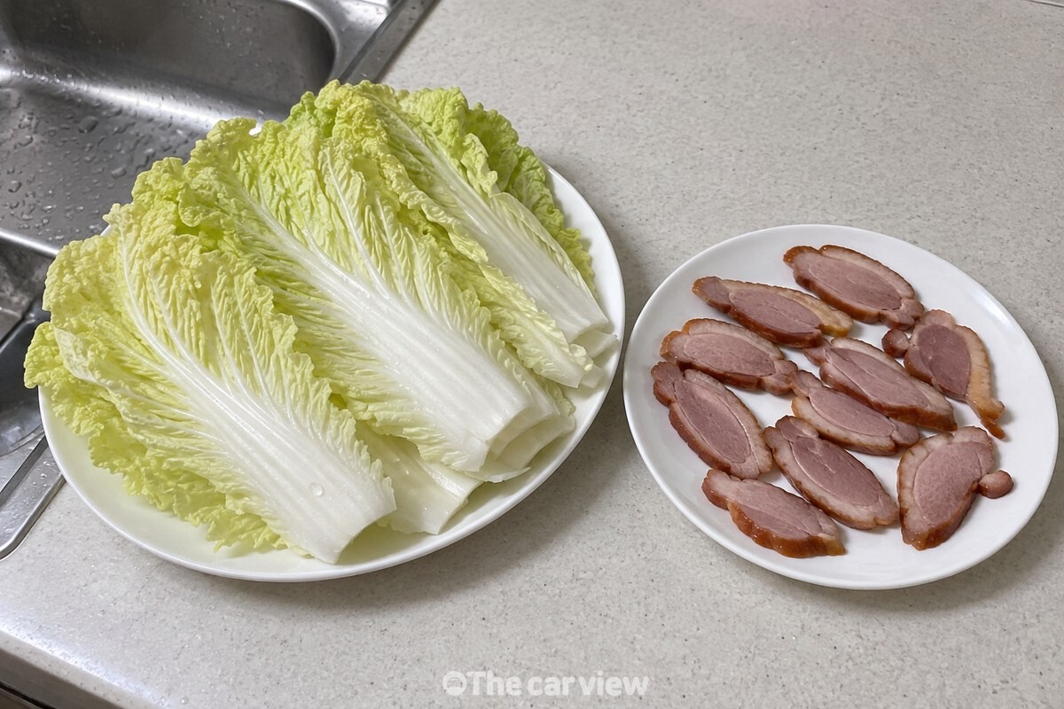 물기를 턴 알배추와 한 장씩 뗀 훈제오리를 준비한 모습 / 기사 이해를 돕기 위한 생성형 이미지