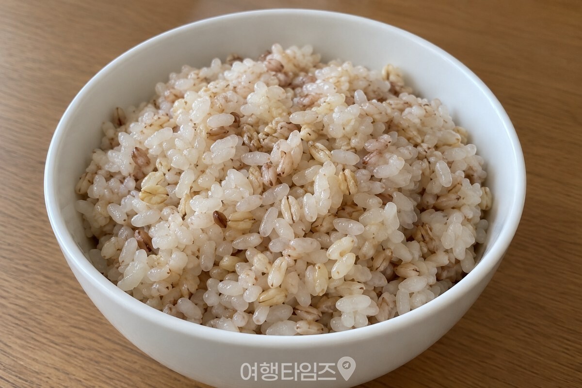 윤기 있게 지어진 잡곡밥이 담긴 밥그릇 / 기사 이해를 돕기 위한 생성형 이미지