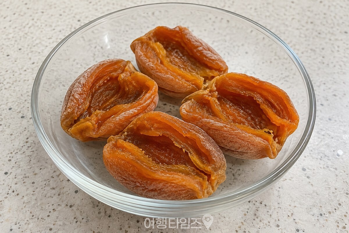 반으로 갈라 씨를 뺀 말랑한 곶감 / 기사 이해를 돕기 위한 생성형 이미지