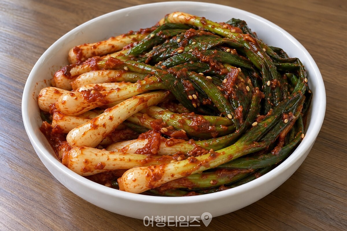 양념이 고르게 묻은 파김치가 담긴 반찬 그릇 / 기사 이해를 돕기 위한 생성형 이미지