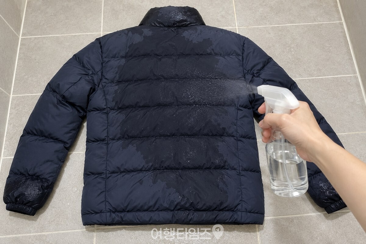 등판까지 고르게 적신 패딩 겉면 / 기사 이해를 돕기 위한 생성형 이미지