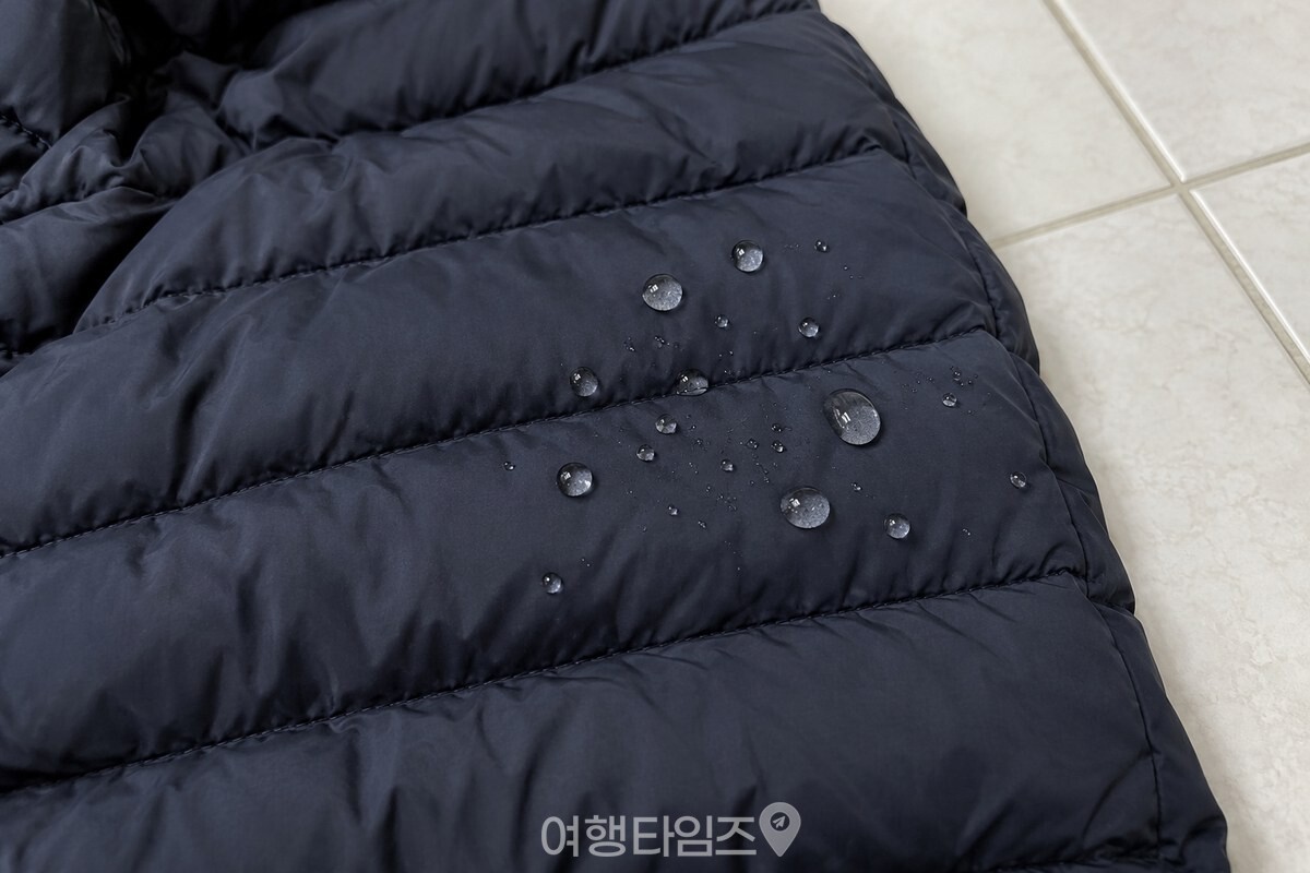 마른 패딩 겉감 위에 동그랗게 맺힌 물방울 / 기사 이해를 돕기 위한 생성형 이미지