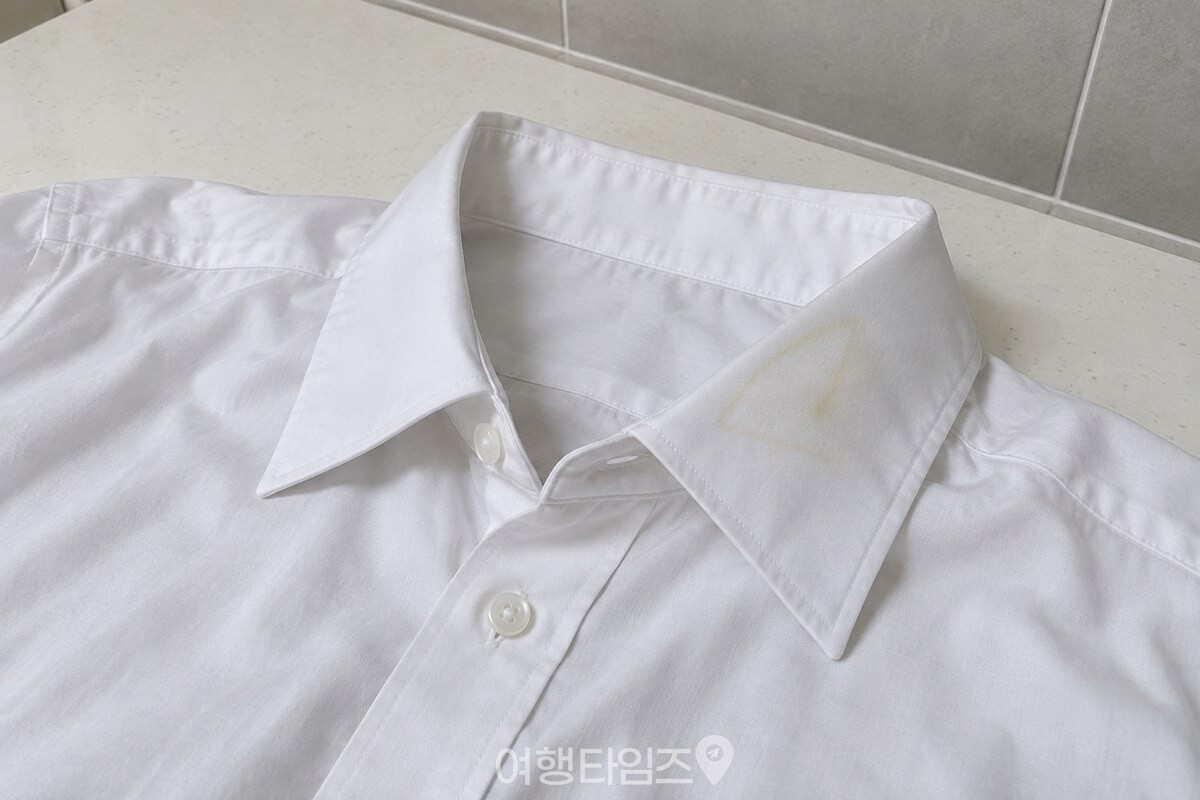 흰 면 와이셔츠 깃의 옅은 다리미 눌은 자국 / 기사 이해를 돕기 위한 생성형 이미지