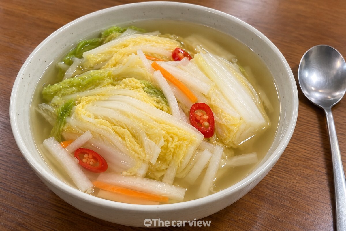 맑은 국물과 배추가 담긴 완성 백김치 한 그릇 / 기사 이해를 돕기 위한 생성형 이미지