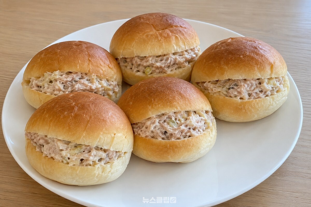 접시에 담긴 완성된 참치샌드위치 모닝빵 / 기사 이해를 돕기 위한 생성형 이미지