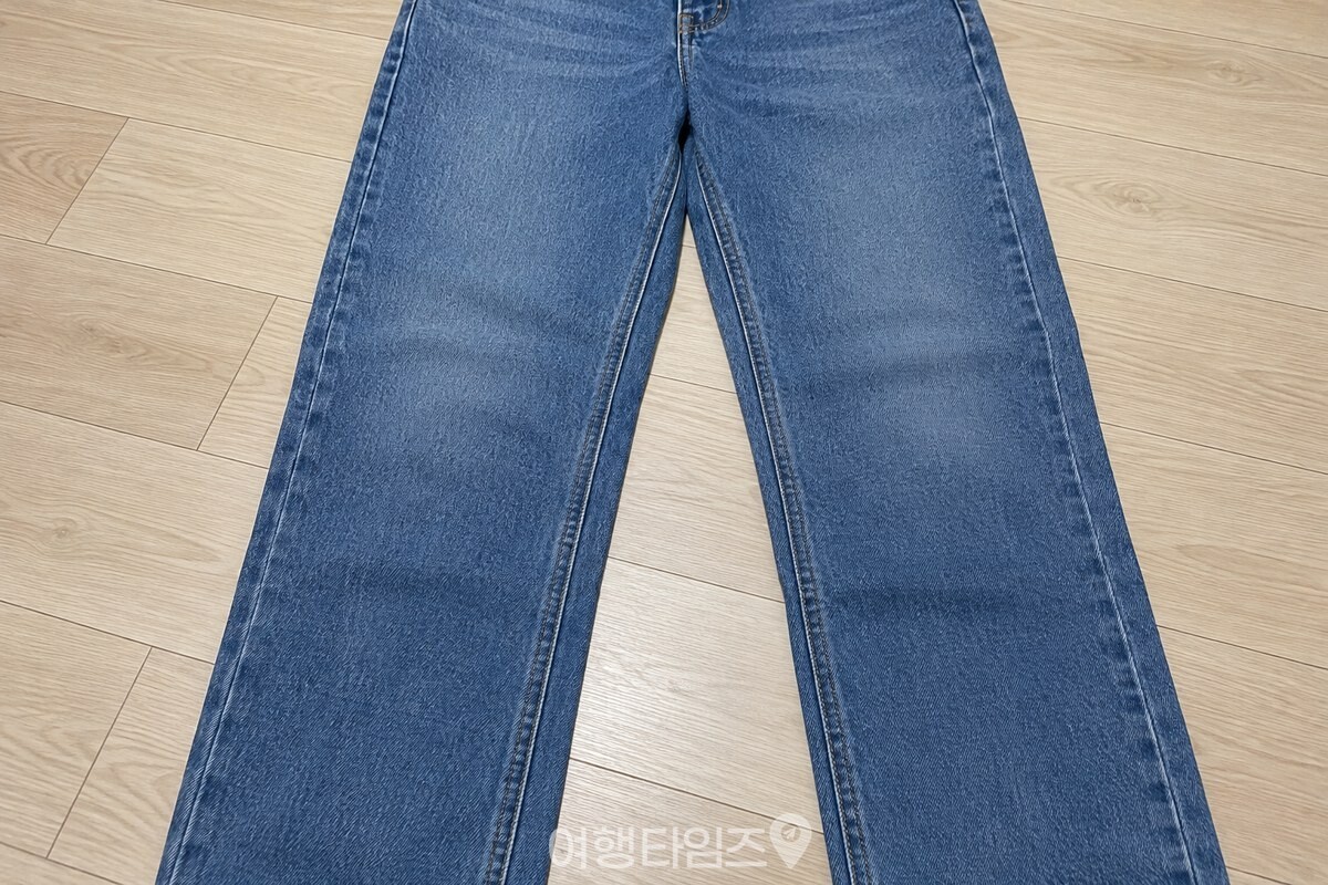 평평하게 펴진 무릎 부분이 보이는 청바지 / 기사 이해를 돕기 위한 생성형 이미지