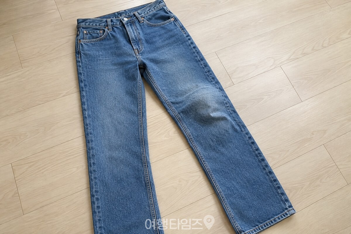 무릎 부분만 둥글게 앞으로 나온 청바지 / 기사 이해를 돕기 위한 생성형 이미지