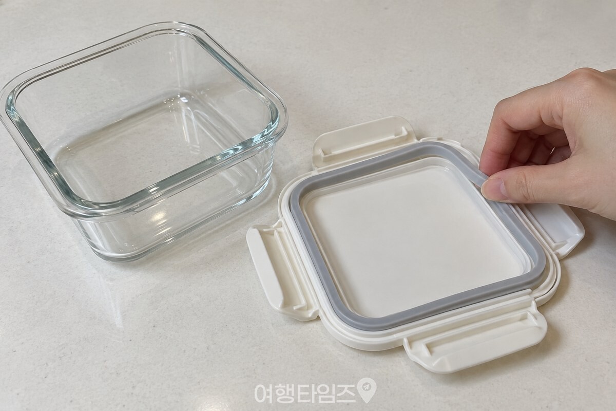 유리 밀폐용기 뚜껑의 고무 패킹을 살펴보는 모습 / 기사 이해를 돕기 위한 생성형 이미지
